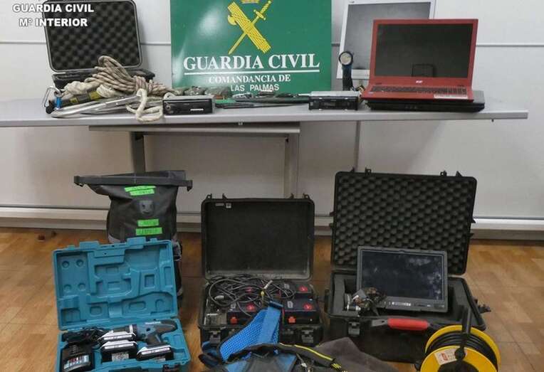 El grupo criminal disponía de un claro reparto de funciones, ya que mientras un miembro realizaba actividades de vigilancia, otros perpetraban el ilícito penal, teniendo incluso un encargado de la logística y conducción de los vehículos / TA